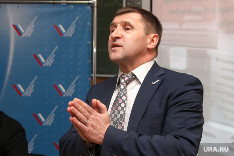 Единороссы предлагают Евгению Артюху определиться с партийной принадлежностью