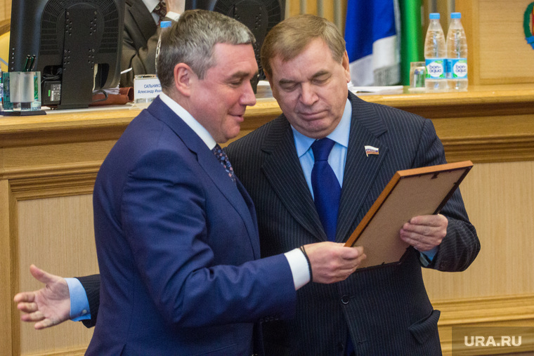 <span class="item-img-description">Николая Федоряка (справа) хотят отправить на заслуженный отдых</span>