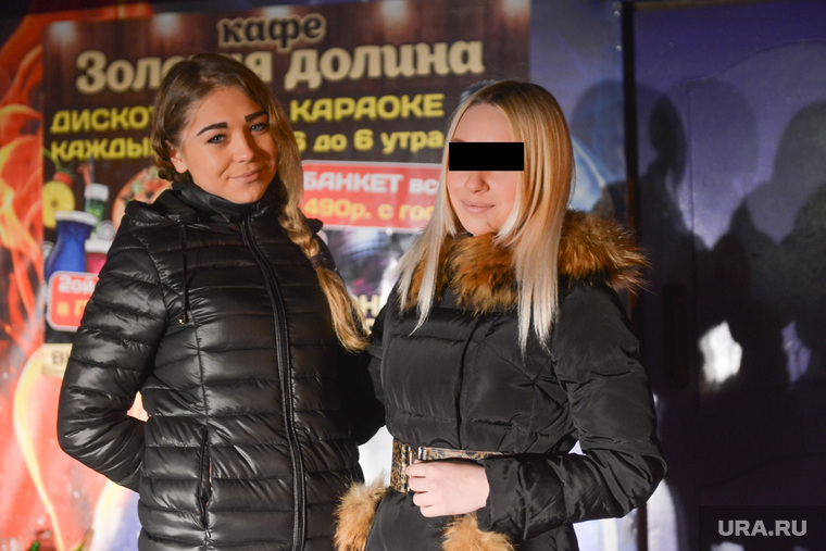 Екатерина (справа) поначалу не хотела фотографироваться на фоне ночного клуба, но вновь поддалась на уговоры 