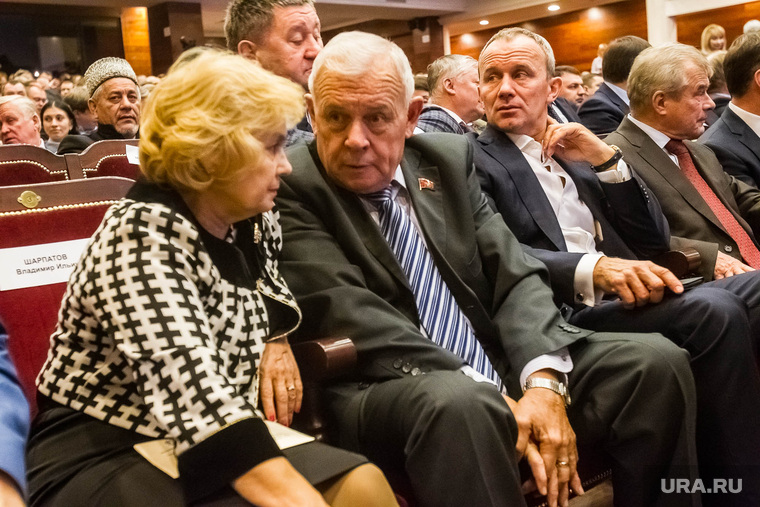 Владимир Чертищев и Галина Шустова сидели отдельно от первого секретаря своей партии. 