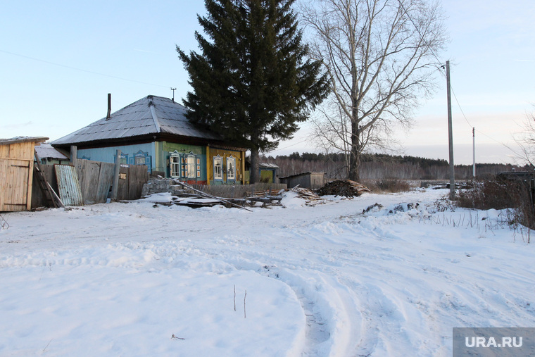 Дом, в котором живет многодетная семья, стоит на краю поселка 