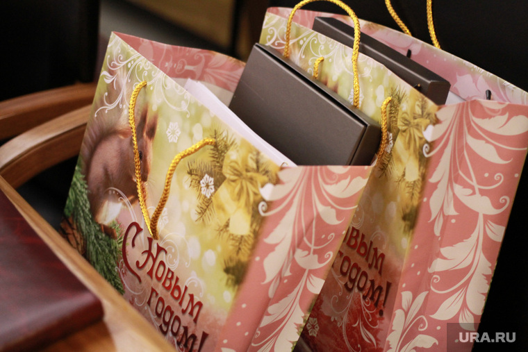 Календарики и конфеты — теперь главные подарки уральских чиновников 