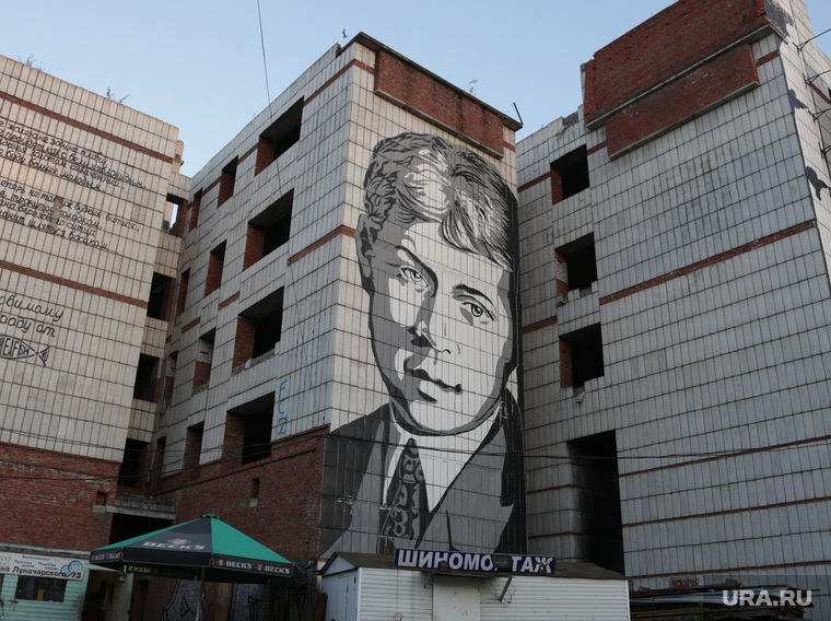 Каждому пермяку знакома другая работа Жунева — портрет Сергея Есенина на стене недостроя. Но славу ему принес скандал вокруг «Гагарина» 