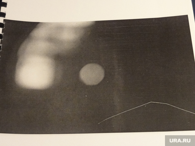 Загадочный кадр с пленки дятловцев, породивший множество легенд об НЛО, светящихся шарах и пр. 