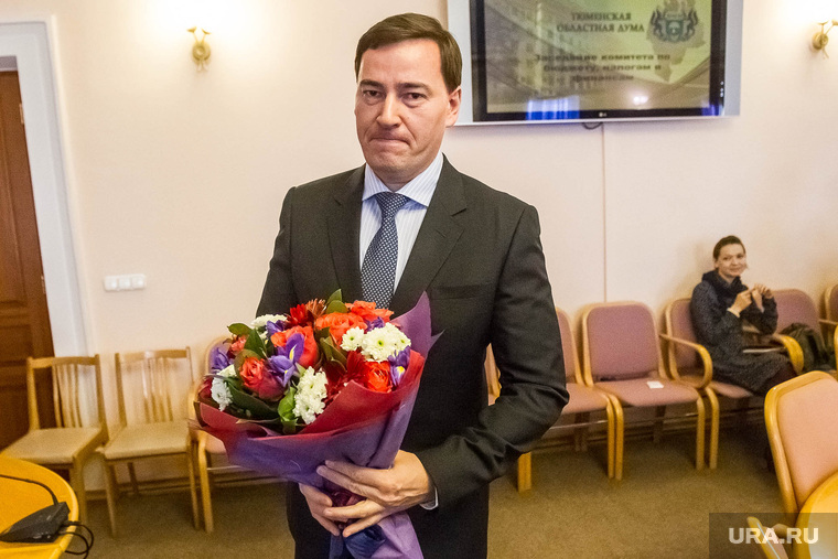 Депутаты поздравили председателя Счетной палаты региона Дмитрия Огородникова с днем рождения.