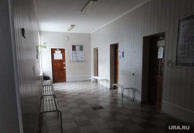 Пустые коридоры поликлиники после обеда — лучшее подтверждение того, что здесь нет ни врачей, ни пациентов