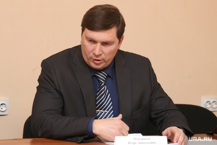 Один из основных кандидатов уже улетел в Москву. У него там важное дело