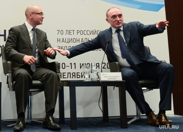 Дубровский (справа) и глава Росатома Кириенко видят Озерск в перспективе успешным городом