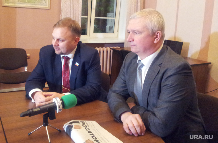 Новые мэр Костиков (слева) и гендиректор «Маяка» Михаил Похлебаев, считает Цыбко, настроены изменить сложившуюся ситуацию