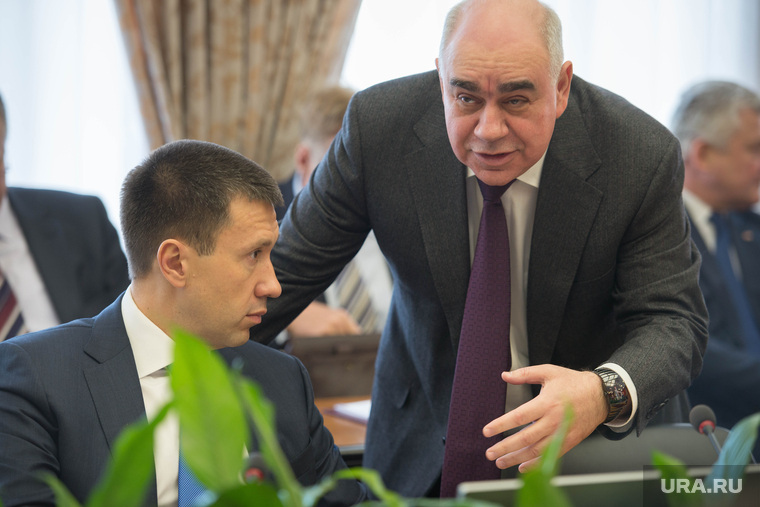 Глава минздрава Аркадий Белявский (справа) решил не ждать, пока за ним придут, как за Алексеем Пьянковым (слева). Отставка в некоторых случаях может помочь