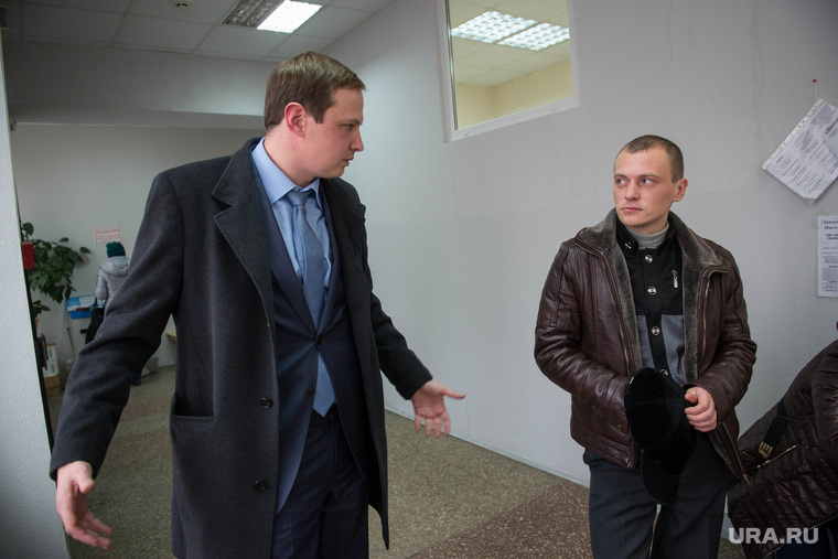 Адвокат Павел Бабиков (слева)