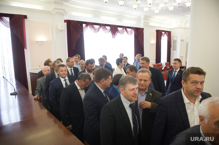 На входе и выходе из зала образовывалась очередь