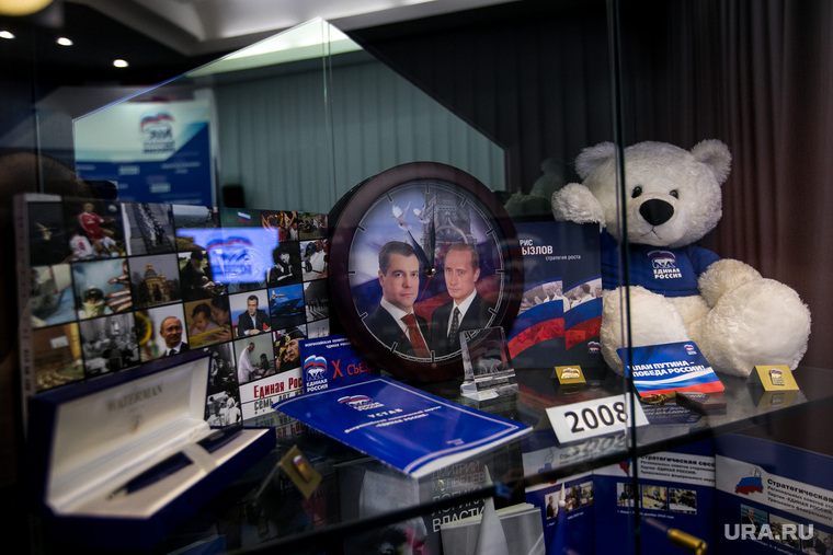В штабе «Единой России» журналисты коротали время за разглядыванием партийных сувениров