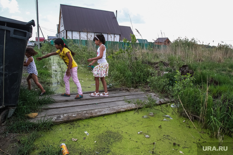 В водоотводных канавах легко может утонуть ребенок.