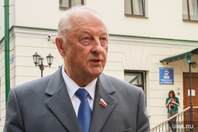В 2011 году Петрову протежировал первый губернатор области Эдуард Россель. В 2016-м такой поддержки нет