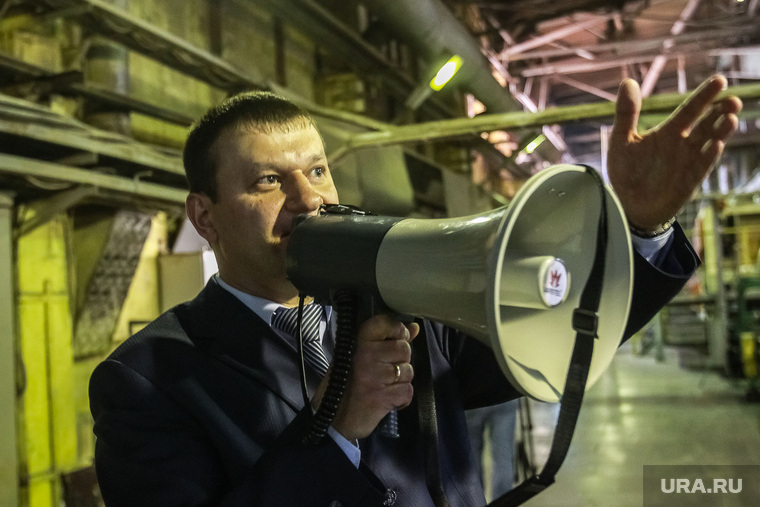 Директор ДОКа Сергей Кулаков постарался обратить внимание депутатов на проблемы предприятия
