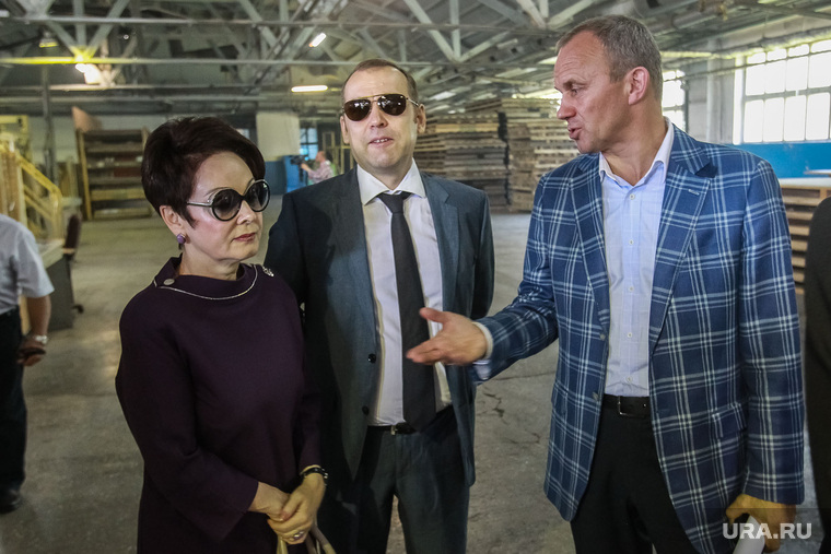 Олег Чемезов (справа) пытался убедить коллег и замгубернатора Вадима Шумкова (в центре) оказать «Красному октябрю» финансовую помощь