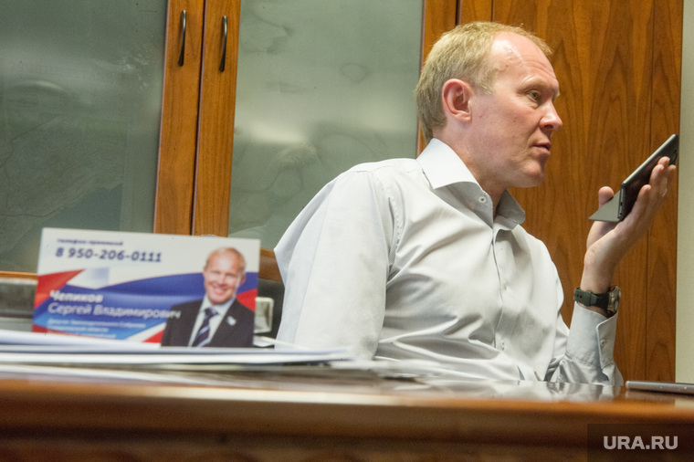 Прерывая интервью, Чепиков отвечает на звонки своих избирателей