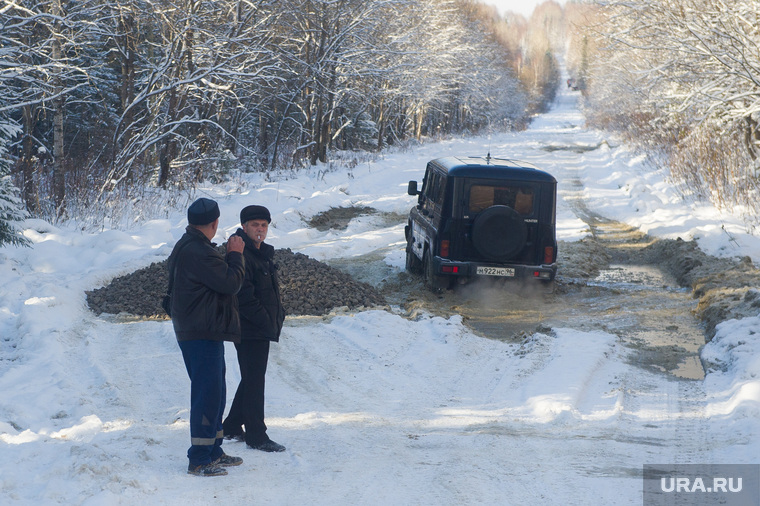Говорят, при оптимизации медицины Белявского погубили плохие дороги (на фото — путь в поселок Серебрянка)