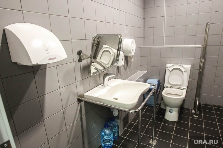 В «Рощино» сделали одинаковые для всех бесплатные туалеты. Позаботились и о туалетах для инвалидов