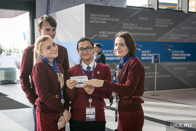 Волонтерами на ПМЭФ традиционно работают студенты петербургских вузов, но прежде их проверяют на знание иностранных языков и умение общаться с гостями форума