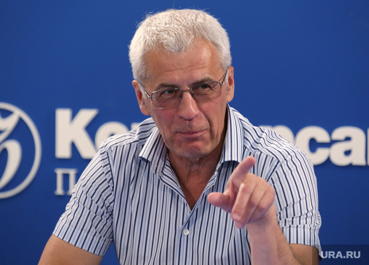 Вадим Чебыкин еще работает с коммунистами, а уже рекламирует своих новых товарищей