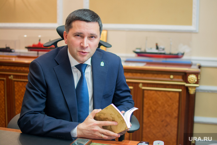 Сергей Ефимов не так давно получил статус почетного гражданина Ямала из рук губернатора Дмитрия Кобылкина