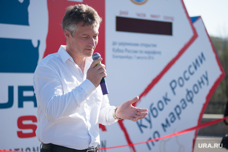 Екатеринбургский мэр представляет часы обратного отсчета до марафона (бывшие олимпийские). Но Сибирский марафон в день 300-летия Омска представительнее