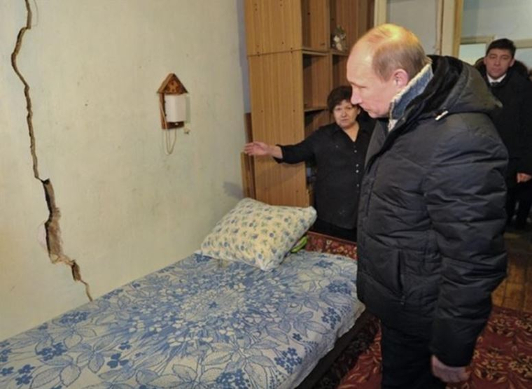 Владимир Путин в одной из аварийных квартир поселка Роза