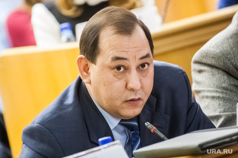 Мурат Тулебаев попросил чиновников не писать такие отчеты, под которые депутатов клонит в сон
