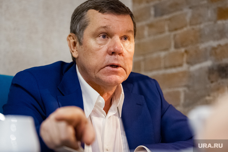 Зильбер говорит, что начнет работать в связке с Новиковым после утверждения кандидатом. У обоих серьезный противник — Евгений Зяблицев, выигрывавший не одни выборы в Октябрьском округе
