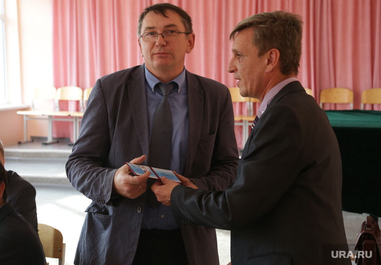 Георгий Шабанов (слева) в сентябре прошлого года получил удостоверение депутата, но оппозиционер продержался недолго
