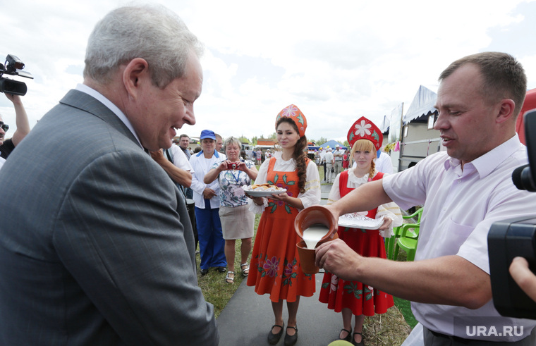 Производители тушенки готовят неприятный сюрприз губернатору Виктору Басаргину (слева)