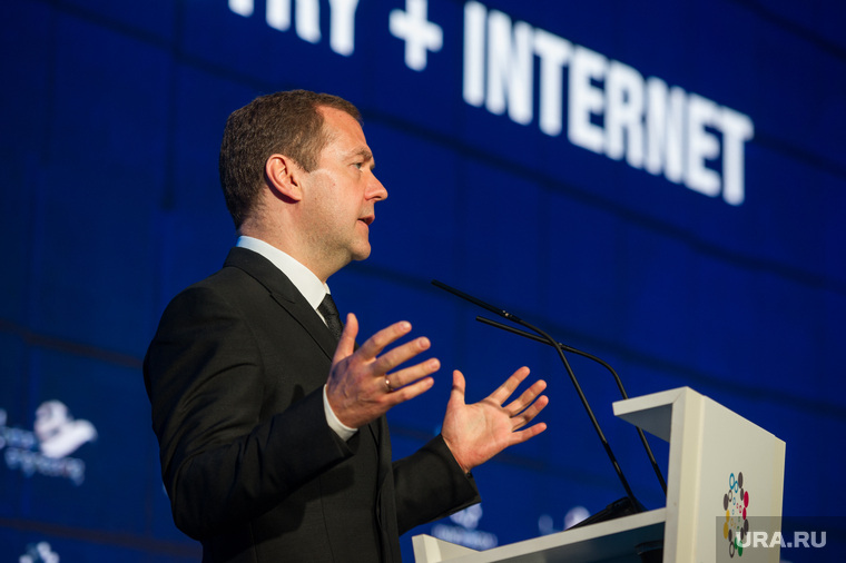 Дмитрий Медведев — любитель инноваций, но сегодня даже на пленарке, посвященной Интернету, говорит о политике