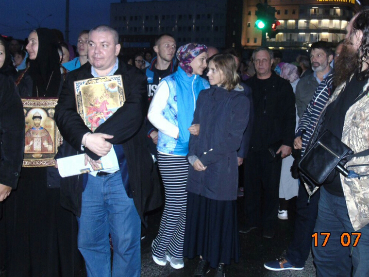 Наталья Поклонская во время крестного хода на Ганину Яму в ночь с 16 на 17 июля 2016 года