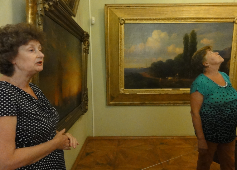 Многие экскурсоводы работают в крымских музеях с советских времен
