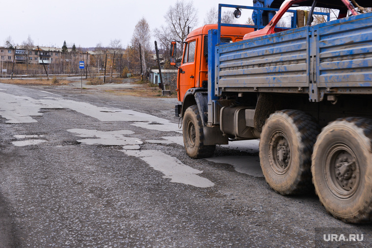 На Ямале не хватает средств дорожного фонда на ремонт разбитых дорог