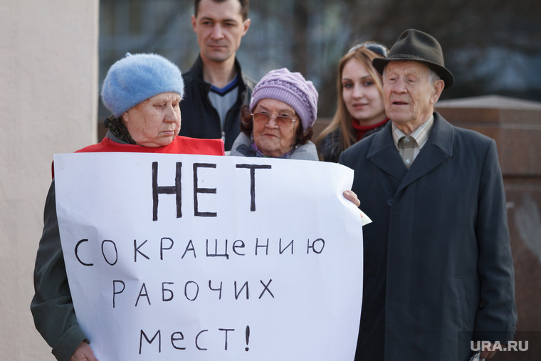 Безработица, сокращение зарплат и банкротство предприятий сократили налоговые поступления в российский бюджет