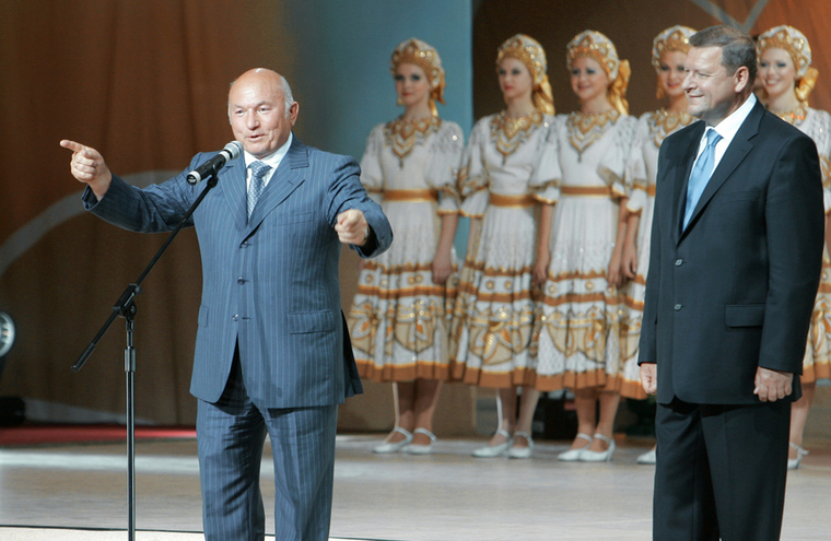Юрий Лужков (слева) многие годы руководил благополучной Москвой и был одним из самых ярких лидеров территорий. Но все это не спасло его от опалы