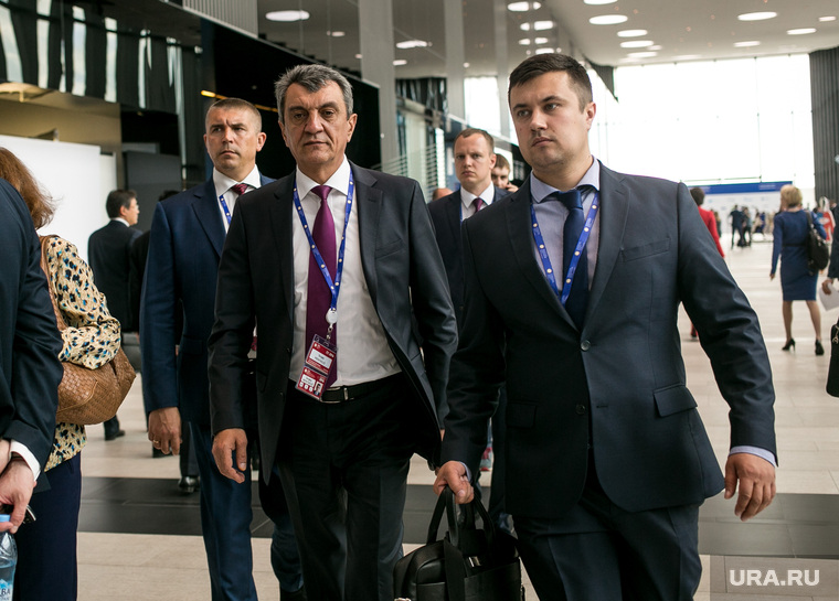 Отставка губернатора Сергея Меняйло (в центре) стала для его команды неприятным сюрпризом
