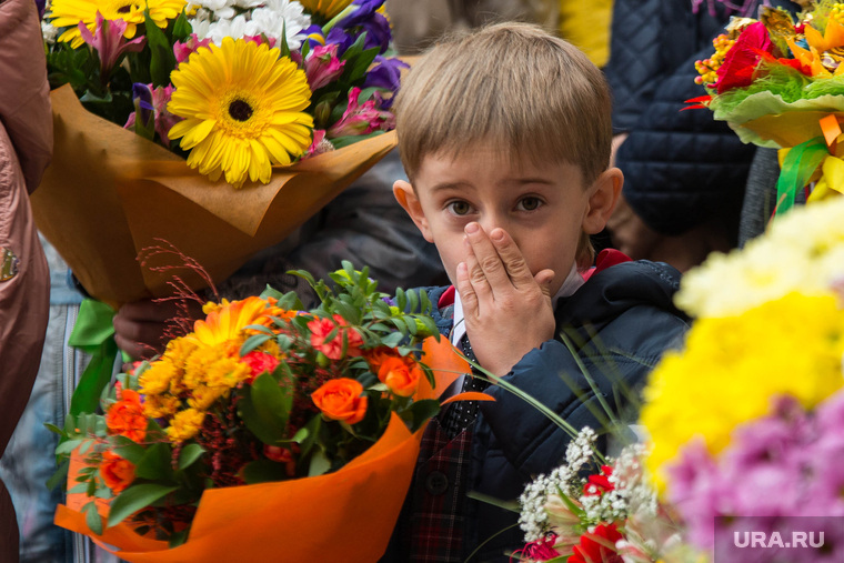 Первоклашек ждут ежедневные линейки, на которых ученики будут петь гимн России