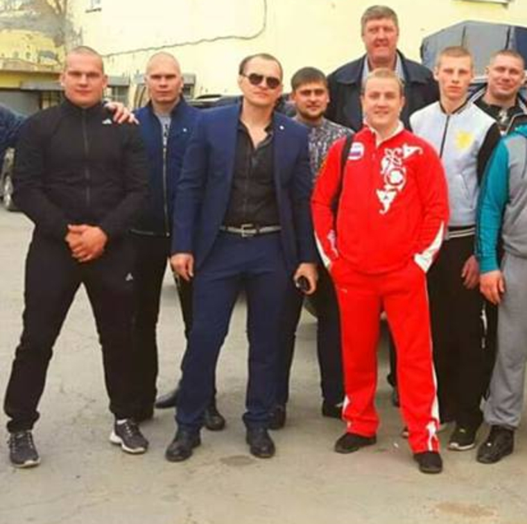 Человек синем костюме справа от Никиты Мальцева — Максим Ряпасов. Крайний слева на снимке — все тот же Павел Басаргин