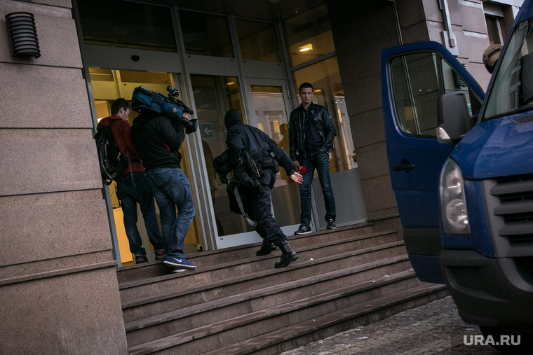 В понеделиник ФСБ обыскивает «Ренову» в Москве, а в среду «Ленэнерго» и дочку «Россети» в Саратове