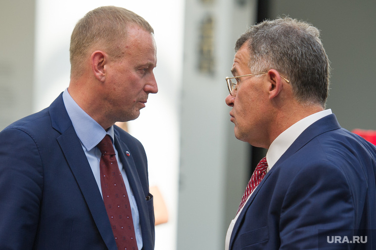 Иванов старается оторваться от бывшего начальника — Тушина (слева), чтобы выстроить более плотный контакт непосредственно с Тунгусовым