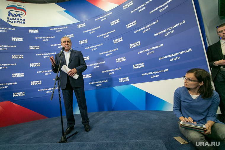 Секретарь Генсовета партии ЕР Сергей Неверов уже в ночь выборов в ГД объяснял низкую явку международным опытом