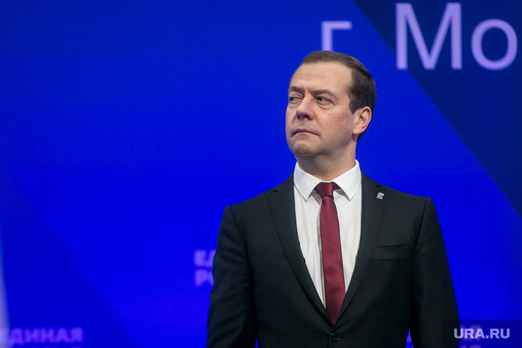 «Одна должность — один человек», — заявил Дмитрий Медведев. Отныне единороссам будет запрещено совмещать руководящий пост в партии и в Думе