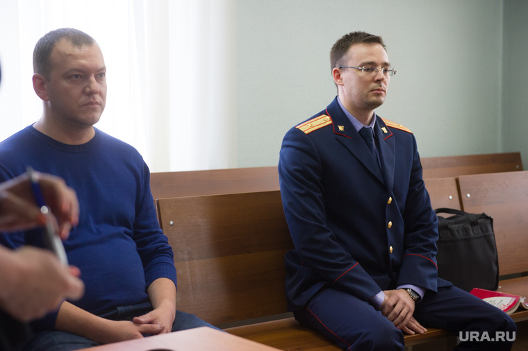 До 2012 года Константин Никаноров (слева; в Ленинском районном суде Екатеринбурга) был подчиненным начальника окружного следственного главка генерала Руслана Ибиева