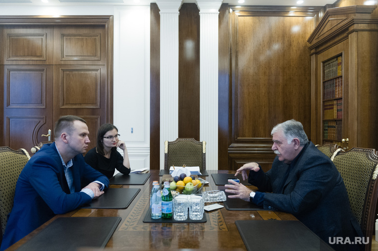 Зелимхан Муцоев (справа) журналистам «URA.Ru»: «Даже если ты глава семьи, то не имеешь права жить одним днём»