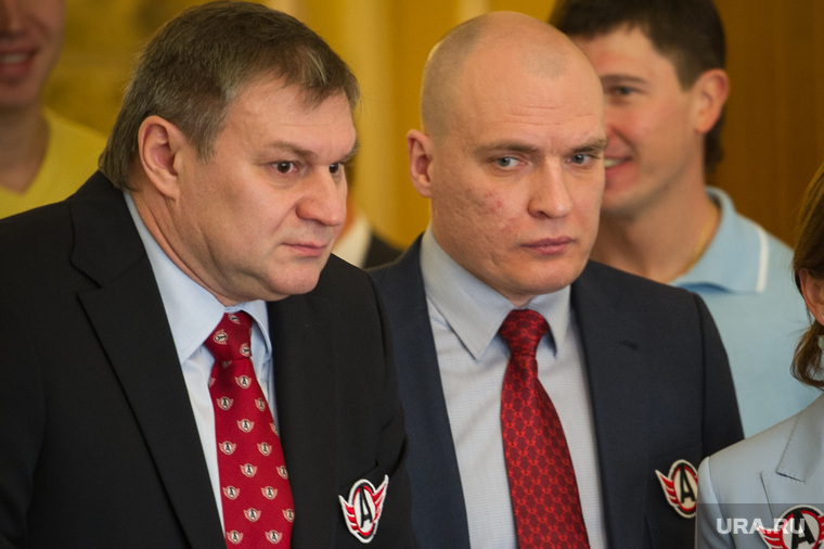 Олег Гросс (слева) опровергает информацию о возможной отставке Разина