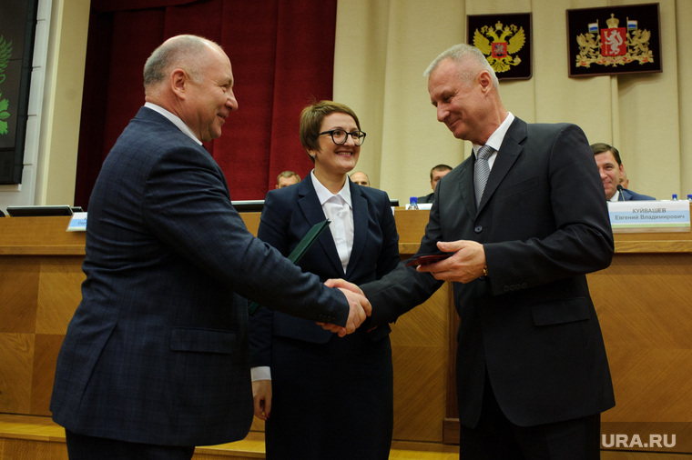 Владимир Власов (серый галстук) считается наиболее вероятным кандидатом на пост главы отделения